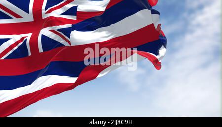 Die US-Staatsflagge von Hawaii winkt an einem klaren Tag im Wind. Hawaii ist ein Staat im Westen der Vereinigten Staaten, der sich im Pazifischen Ozean befindet. Demokratie Stockfoto