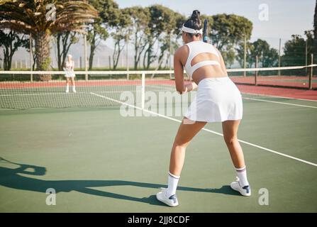 Gib mir dein Bestes. Ganzkörperaufnahme von zwei nicht erkennbaren Tennisspielern, die während des Trainings auf dem Platz zusammen stehen. Stockfoto