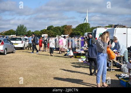 Traditioneller Verkauf von Autostiefelbooten am Sonntagmorgen in Portsmouth, England. Menschen, die unerwünschte Gegenstände verkaufen oder Schnäppchen machen möchten. Stockfoto