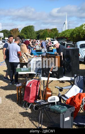 Traditioneller Verkauf von Autostiefelbooten am Sonntagmorgen in Portsmouth, England. Menschen, die unerwünschte Gegenstände verkaufen oder Schnäppchen machen möchten. Stockfoto