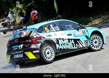 Der Fahrer Antonio Rusce und seine Beifahrerin Giulia Paganoni an Bord ihres Hyundai i20 N Rally 2 Autos, während der Santopadre - Fontana Liri Etappe der 10 Ausgabe der FIA European Rally Championship 'Rally di Roma Capitale', die in der Region Latium stattfand. Santopadre, Italien, 23. Juli 2022. (Foto von Vincenzo Izzo/Sipa USA) Quelle: SIPA USA/Alamy Live News Stockfoto