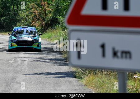 Der Fahrer Antonio Rusce und seine Beifahrerin Giulia Paganoni an Bord ihres Hyundai i20 N Rally 2 Autos, während der Santopadre - Fontana Liri Etappe der 10 Ausgabe der FIA European Rally Championship 'Rally di Roma Capitale', die in der Region Latium stattfand. Santopadre, Italien, 23. Juli 2022. (Foto von Vincenzo Izzo/Sipa USA) Quelle: SIPA USA/Alamy Live News Stockfoto