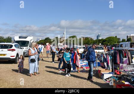 Traditioneller Verkauf von Autostiefelbooten am Sonntagmorgen in Portsmouth, England. Menschen, die unerwünschte Gegenstände verkaufen oder Schnäppchen machen möchten. Stockfoto