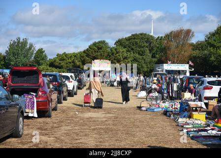 Traditioneller Verkauf von Autostiefelbooten am Sonntagmorgen in Portsmouth, England. Menschen, die unerwünschte Gegenstände verkaufen oder Schnäppchen machen möchten. Stockfoto