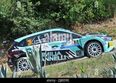 Der Fahrer Antonio Rusce und seine Beifahrerin Giulia Paganoni an Bord ihres Hyundai i20 N Rally 2 Autos, während der Santopadre - Fontana Liri Etappe der 10 Ausgabe der FIA European Rally Championship 'Rally di Roma Capitale', die in der Region Latium stattfand. Santopadre, Italien, 23. Juli 2022. (Foto von Vincenzo Izzo/Sipa USA) Stockfoto