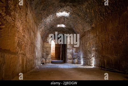 Ein Blick entlang eines Tunnels unter der Arena des riesigen römischen Amphitheaters in El Jem, Tunesien. Stockfoto