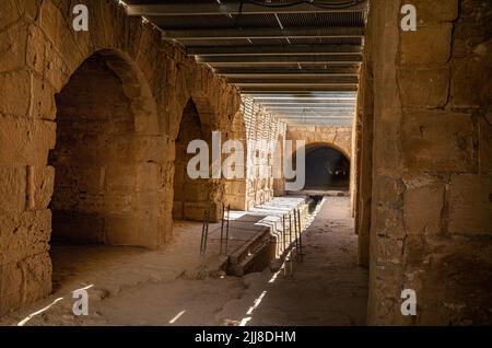 Blick auf den unterirdischen Hauptgang unter der Arena des riesigen römischen Amphitheaters in El Jem, Tunesien. Stockfoto