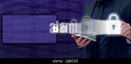 Männliches Professionelles Haltestablett Und Stift Weisen Auf Digital Generierte Vorhängeschlösser Durch Muster Hin. Businessman Trägt Anzug Wir Stellen Moderne Technologie Vor Stockfoto