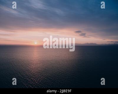 Seascape ViewPoint mit einem Himmelshorizont bei Sonnenaufgang über den Torridon-Bergen vom Kilt Rock & Mealt Falls Viewpoint, Isle of Skye, Schottland, Großbritannien Stockfoto