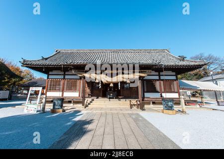 Kurashiki, Okayama, JAPAN - Dez 2 2021 : die Haiden (Halle der Anbetung) des Achi Jinja (oder Achi-Schrein) an sonnigen Tagen. Stockfoto