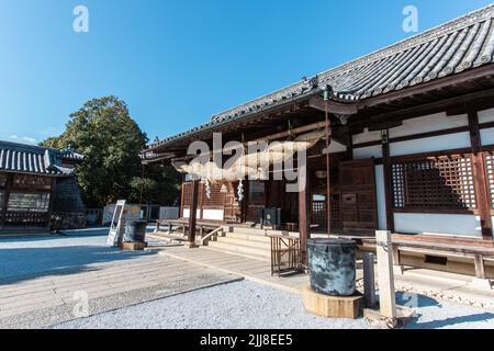 Kurashiki, Okayama, JAPAN - Dez 2 2021 : die Haiden (Halle der Anbetung) des Achi Jinja (oder Achi-Schrein) an sonnigen Tagen. Stockfoto