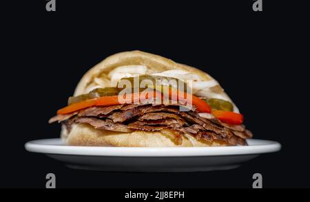 Isoliertes Fleisch-Döner-Sandwich oder Sandviç Döner, auf Teller Stockfoto