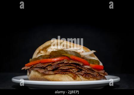 Isoliertes Fleisch-Döner-Sandwich oder Sandviç Döner, auf Teller Stockfoto