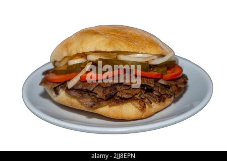 Isoliertes Fleisch-Döner-Sandwich oder Sandviç Döner, auf Teller Stockfoto