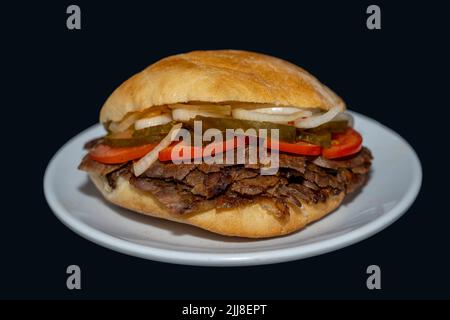 Isoliertes Fleisch-Döner-Sandwich oder Sandviç Döner, auf Teller Stockfoto