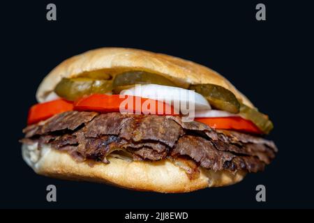 Döner Sandwich Lamm oder Rindfleisch genannt Sandviç döner isoliert auf einem schwarzen Hintergrund Stockfoto