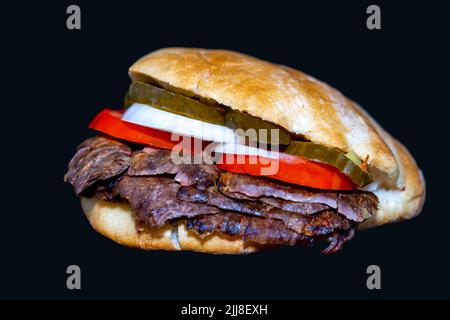 Döner Sandwich Lamm oder Rindfleisch genannt Sandviç döner isoliert auf einem schwarzen Hintergrund Stockfoto