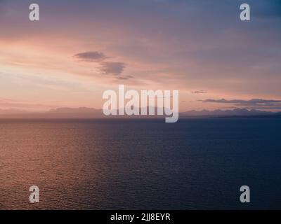 Seascape ViewPoint mit einem Himmelshorizont bei Sonnenaufgang über den Torridon-Bergen vom Kilt Rock & Mealt Falls Viewpoint, Isle of Skye, Schottland, Großbritannien Stockfoto