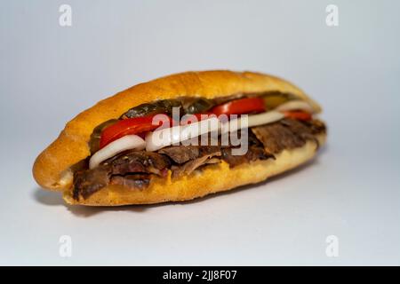 Langes Döner Sandwich Lamm oder Rindfleisch oder Sandviç Döner isoliert auf weißem Hintergrund Stockfoto