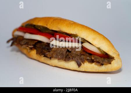 Langes Döner Sandwich Lamm oder Rindfleisch oder Sandviç Döner isoliert auf weißem Hintergrund Stockfoto