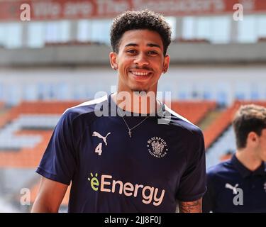 Jordan Lawrence-Gabriel #4 von Blackpool kommt am 7/24/2022 in der Bloomfield Road in Blackpool, Großbritannien an. (Foto von Mark Cosgrove/News Images/Sipa USA) Stockfoto