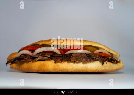 Langes Döner Sandwich Lamm oder Rindfleisch oder Sandviç Döner isoliert auf weißem Hintergrund Stockfoto