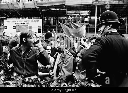 Demonstranten und Polizisten im Vorfeld des Anti-Vietnam-Kriegsprotesten, der als „Schlacht am Grosvenor Square“ vor der US-Botschaft am Grosvenor Square, London, 17. März 1968 bekannt wurde. Stockfoto