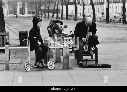 1967 spielt ein Straßenmusiker Klarinette, Kings Road, Chelsea, London Stockfoto