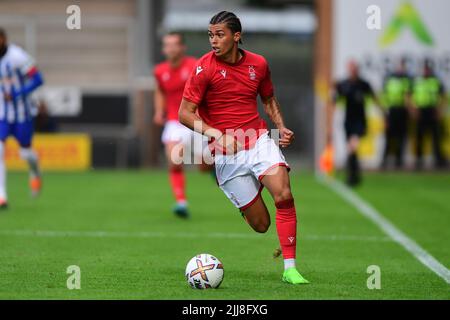 Brennan Johnson von Nottingham Forest in Aktion beim Vorsaison-Freundschaftsspiel zwischen Nottingham Forest und Hertha Berlin im Pirelli Stadium, Burton Upon Trent am Mittwoch, den 20.. Juli 2022. (Kredit: Jon Hobley | MI News) Stockfoto