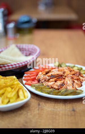 Hühnerdöner-Fleischplatte in einem Restaurant Stockfoto