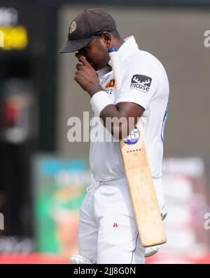 Galle, Sri Lanka. 24.. Juli 2022. Angelo Mathews von Sri Lanka reagiert, als er das Feld verlässt, nachdem er am 24.. Juli 2022 während des 1.-tägigen Test-Cricket-Spiels 2. zwischen Sri Lanka und Pakistan im Galle International Cricket Stadium in Galle entlassen wurde. Viraj Kothalwala/Alamy Live News Stockfoto