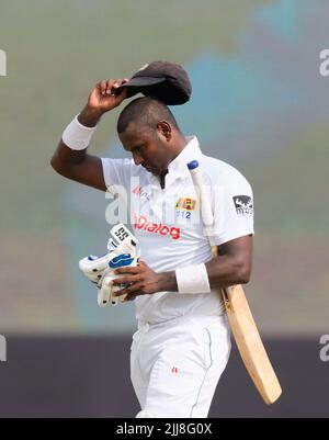 Galle, Sri Lanka. 24.. Juli 2022. Angelo Mathews von Sri Lanka reagiert, als er das Feld verlässt, nachdem er am 24.. Juli 2022 während des 1.-tägigen Test-Cricket-Spiels 2. zwischen Sri Lanka und Pakistan im Galle International Cricket Stadium in Galle entlassen wurde. Viraj Kothalwala/Alamy Live News Stockfoto