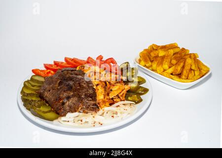 Mischen Sie in einem Restaurant einen Dönerteller mit Hühnchen- und Rinderfleisch Stockfoto