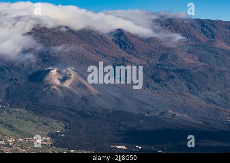 Tajogaite Vulkankegel vom Mirador del Time aus gesehen. Der Vulkanausbruch begann am 19. September 2021 im Gebiet von Cabeza de Vaca. Das Ende der Eruption Stockfoto