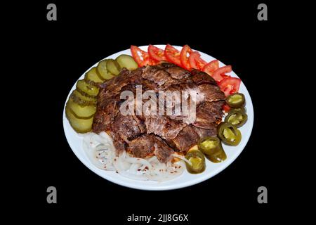 Isolierter Dönerteller mit Rind- oder Lammfleisch in einem Restaurant Stockfoto