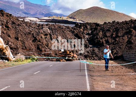 Geschlossene Straße durch den erstarrten Lavafluss. Zerstörung durch den Lavafluss im Aridane Valley. La Palma, Kanarische Inseln, Spanien Stockfoto