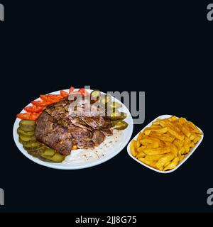Isolierter Dönerteller mit Rind- oder Lammfleisch in einem Restaurant Stockfoto