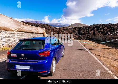 Geschlossene Straße durch den erstarrten Lavafluss. Zerstörung durch den Lavafluss im Aridane Valley. La Palma, Kanarische Inseln, Spanien Stockfoto