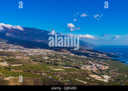 Fluss aus erstarrter Lava, der das Aridane-Tal durchquert. La Palma, Kanarische Inseln, Spanien Stockfoto