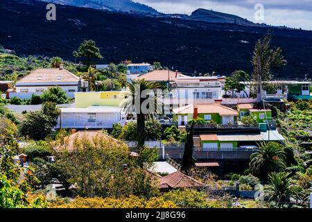 Der Fluss aus erstarrter Lava neben Häusern. Zerstörung durch den Lavafluss im Aridane Valley. La Palma, Kanarische Inseln, Spanien Stockfoto