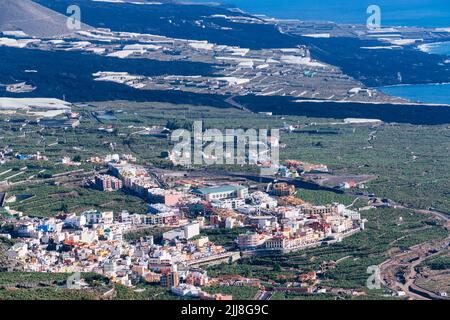 Die Stadt Tazacorte ist von Bananenplantagen umgeben. Hinter dem Fluss aus erstarrter Lava, der das Aridane-Tal durchquert. La Palma, Kanarische Inseln, Stockfoto