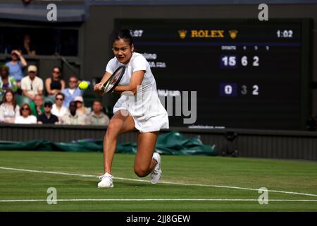 29. Juni 2022, All England Lawn Tennis Club, Wimbledon, London, Großbritannien. Emma Raducanu aus Großbritannien im zweiten Spiel gegen Caroline Garcia aus Frankreich. Garcia gewann das Spiel, um in die dritte Runde vorzurücken. Stockfoto