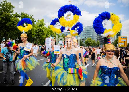 Berlin, Deutschland. 23.. Juli 2022. Kopfschmuck in den Farben der Ukraine mit einer Friedenstaube Quelle: Christoph Soeder/dpa/Alamy Live News Stockfoto