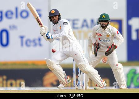 Galle, Sri Lanka. 24.. Juli 2022. Der Sri-lankische Batsman Dhananjaya de Silva spielt eine Chance, während der pakistanische Wicketkeeper Mohammad Rizwan am 24.. Juli 2022 am 1.. Tag des Test Cricket Spiels 2. zwischen Sri Lanka und Pakistan im Galle International Cricket Stadium in Galle zuschaut. Viraj Kothalwala/Alamy Live News Stockfoto