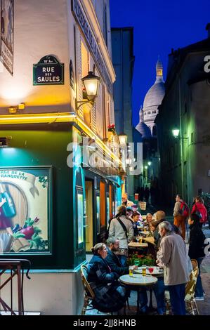 Paris, Frankreich, Straßenszene, French Café Terrace, La Bonne Franquette, Nacht, Lichter, große Menschenmassen, die Montmartre Viertel besuchen, Blick auf das pariser Café Stockfoto