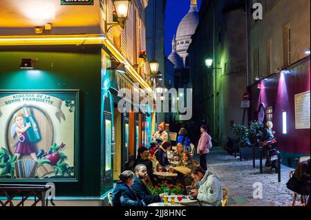 Paris, Frankreich, Menschenmassen, Touristen auf der Terrasse, geschäftige Straßenszene, französisches Café, 'La Bonne Franquette', Viertel Montmartre, Lichter, Menschen Nachtlicht, paris Café Blick Stockfoto