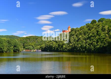 Schöne alte Burg Veveri. Landschaft mit Wasser auf dem Brünner Damm während der Sommerferien an einem sonnigen Tag. Tschechische Republik - Brünn. Stockfoto