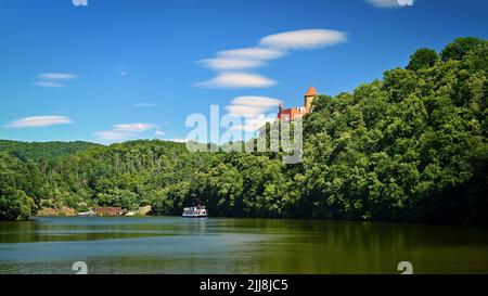 Schöne alte Burg Veveri. Landschaft mit Wasser auf dem Brünner Damm während der Sommerferien an einem sonnigen Tag. Tschechische Republik - Brünn. Stockfoto