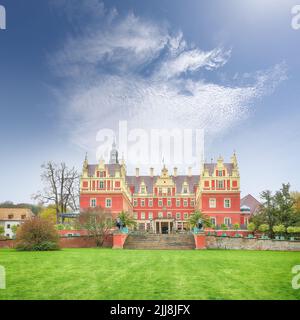 Atemberaubende Herbstlandschaft mit Schloss Muskau. UNESCO-Weltkulturerbe. Ort: Bad Muskau, Bundesland Sachsen, Deutschland, Europa Stockfoto