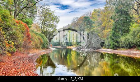 Erstaunliche Herbstlandschaft in Azalea und Rhododendron Park Kromlau. Rakotz-Brücke (Rakotzbrücke, Teufelsbrücke) Ort: Gablenz, Bundesland Sachsen Stockfoto